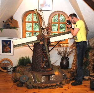 Kai-Uwe Duscha am Modell Hiesfelder Windmühle