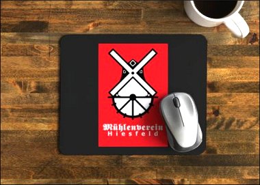 Mousepad mit Vereinslogo, Mouse und Kaffeetasse
