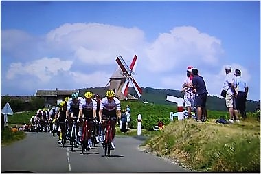 Windmühle mit Fahrern der Tour de France